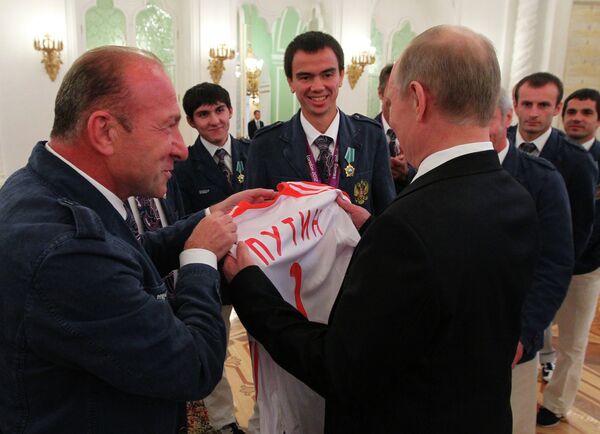 В.Путин вручил госнаграды паралимпийцам, завоевавшим золото В.Путин вручил госнаграды паралимпийцам, завоевавшим золото