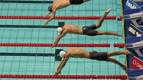 Старт в финальном заплыве Старт в финальном заплыве