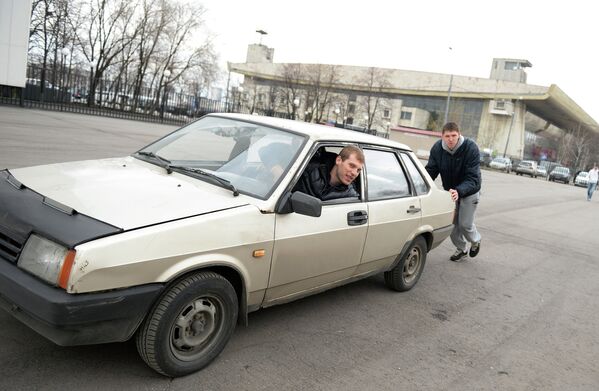 Баскетболист ПБК ЦСКА Виктор Хряпа (справа) и Сергей Моня Баскетболист ПБК ЦСКА Виктор Хряпа (справа) и Сергей Моня