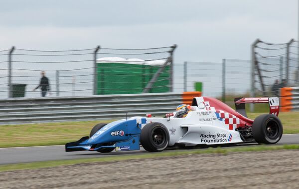 Британец Оливер Роланд во время заезда на трассе гонки FORMULA RENAULT 2.0 SERIES Британец Оливер Роланд во время заезда на трассе гонки FORMULA RENAULT 2.0 SERIES