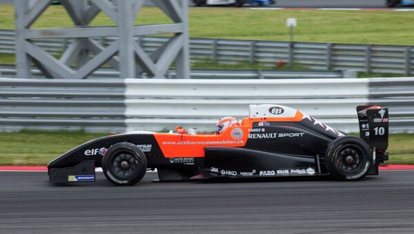 Француз Пьер Гасли во время заезда на трассе гонки FORMULA RENAULT 2.0 SERIES Француз Пьер Гасли во время заезда на трассе гонки FORMULA RENAULT 2.0 SERIES