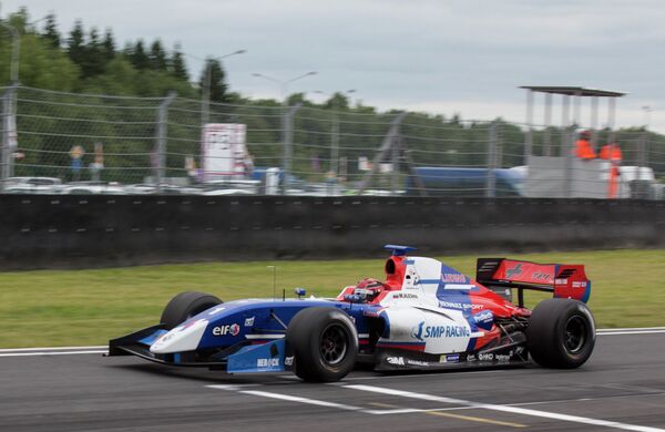 Россиянин Михаил Алешин во время заезда на трассе гонки FORMULA RENAULT 3.5 SERIES Россиянин Михаил Алешин во время заезда на трассе гонки FORMULA RENAULT 3.5 SERIES