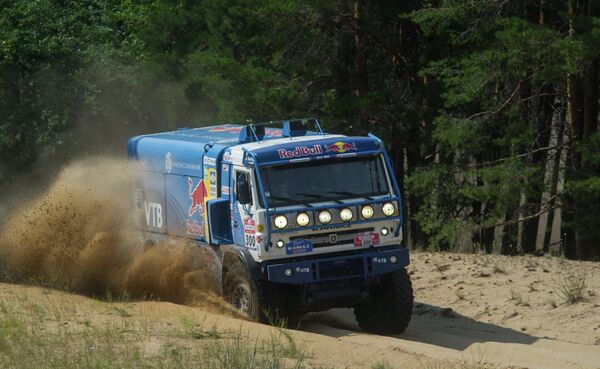 Автомобиль российской команды КАМАЗ-мастер, управлякмый пилотом Айратом Мардеевым Автомобиль российской команды КАМАЗ-мастер, управлякмый пилотом Айратом Мардеевым