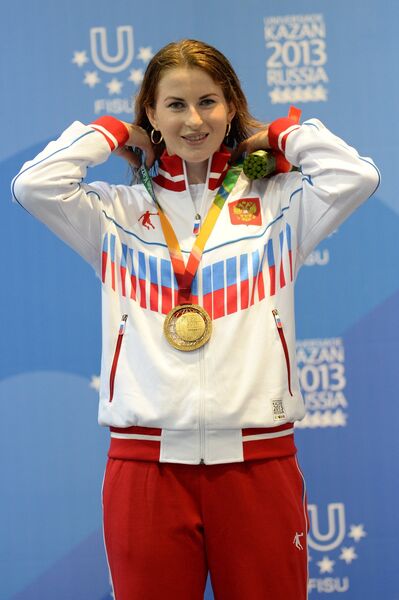 Инна Дериглазова (Россия), завоевавшая золотую медаль на индивидуальных соревнованиях по фехтованию на рапирах Инна Дериглазова (Россия), завоевавшая золотую медаль на индивидуальных соревнованиях по фехтованию на рапирах