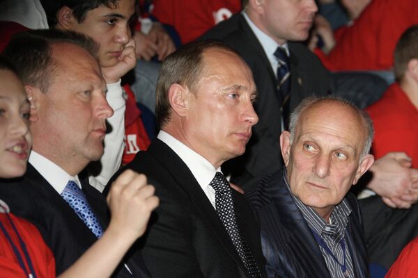Владимир Путин (в центре) Владимир Путин (в центре)