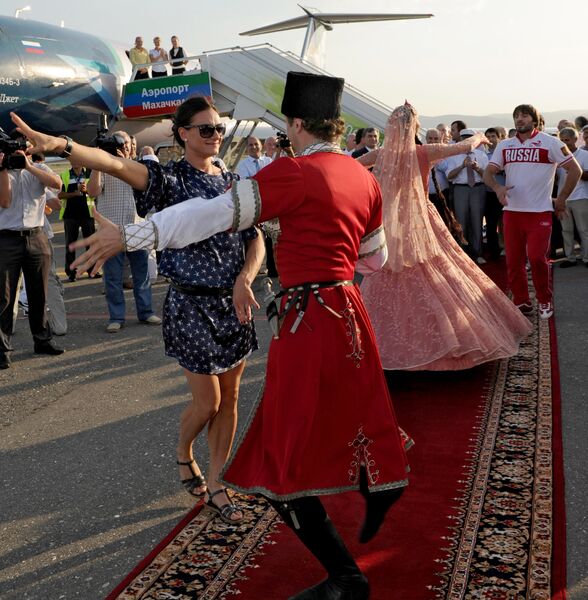 Российская спортсменка Елена Исинбаева танцует лезгинку Российская спортсменка Елена Исинбаева танцует лезгинку
