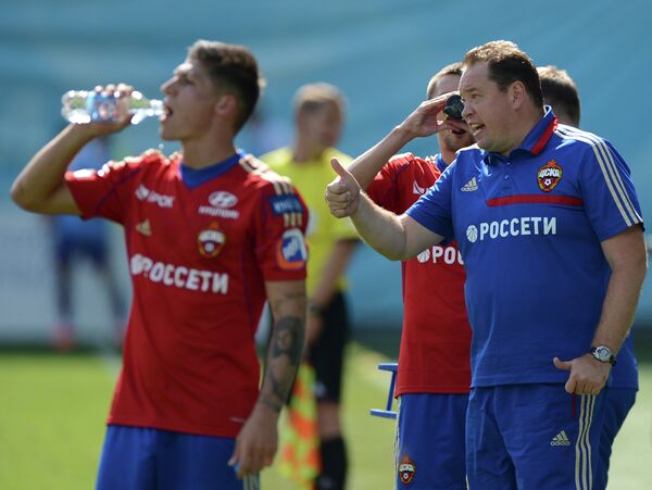 Игроки ЦСКА Стивен Цубер, Георгий Щенников, главный тренер ЦСКА Леонид Слуцкий (слева направо) Игроки ЦСКА Стивен Цубер, Георгий Щенников, главный тренер ЦСКА Леонид Слуцкий (слева направо)