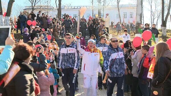 Потомок Льва Толстого пронес олимпийский огонь по Ясной Поляне Потомок Льва Толстого пронес олимпийский огонь по Ясной Поляне