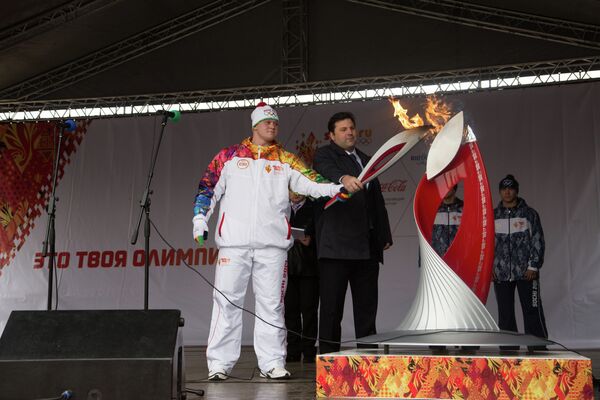 Геннадий Муратов зажигает Чашу Олимпийского Огня в Муроме Геннадий Муратов зажигает Чашу Олимпийского Огня в Муроме