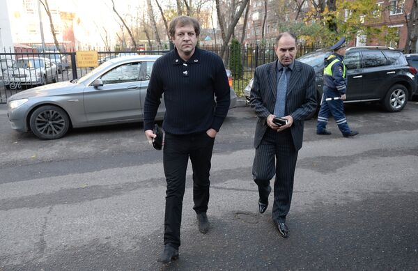 Александр Емельяненко прибыл на допрос в ГУМВД по Москве Александр Емельяненко прибыл на допрос в ГУМВД по Москве