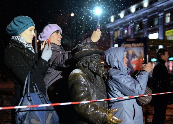 Жители Архангельска во время эстафеты олимпийского огня Жители Архангельска во время эстафеты олимпийского огня