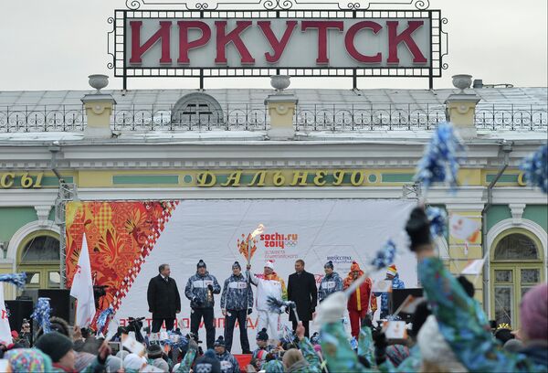 Мэр Иркутска Виктор Кондрашов (четвертый справа) и трехкратный чемпион Сурдлимпийских игр Александр Хаустов (четвертый слева) Мэр Иркутска Виктор Кондрашов (четвертый справа) и трехкратный чемпион Сурдлимпийских игр Александр Хаустов (четвертый слева)