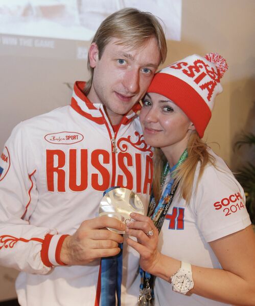 Супруги фигурист Евгений Плющенко и продюсер Яна Рудковская в Ванкувере Супруги фигурист Евгений Плющенко и продюсер Яна Рудковская в Ванкувере