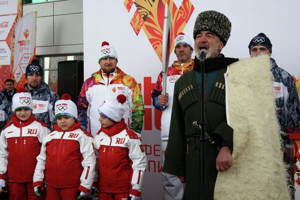 Рамзан Кадыров (второй слева) и Бувайсар Сатиев (третий справа) Рамзан Кадыров (второй слева) и Бувайсар Сатиев (третий справа)