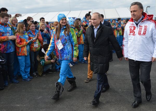 Владимир Путин (в центре), Елена Исинбаева и Виталий Мутко Владимир Путин (в центре), Елена Исинбаева и Виталий Мутко