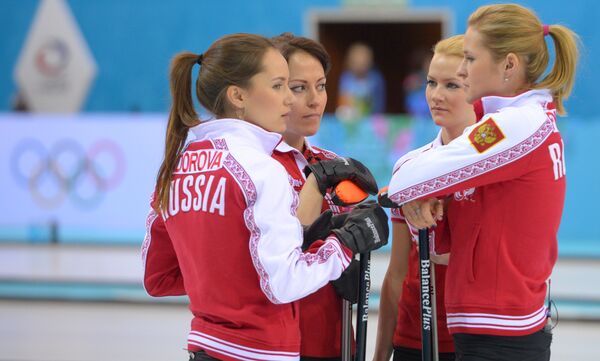 Женская сборная России по керлингу: Анна Сидорова, Екатерина Галкина, Александра Саитова и Маргарита Фомина (слева направо) Женская сборная России по керлингу: Анна Сидорова, Екатерина Галкина, Александра Саитова и Маргарита Фомина (слева направо)