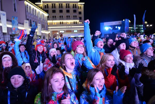 Зрители смотрят трансляцию церемонии открытия в прямом эфире на площади Роза Хутор Зрители смотрят трансляцию церемонии открытия в прямом эфире на площади Роза Хутор