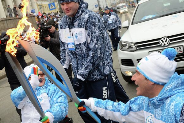 Чемпионка Европы по пауэрлифтингу, участница Паралимпийских летних игр 2012 года в Лондоне Татьяна Смирнова и телеведущий, член попечительского совета благотворительного фонда Созидание Михаил Шац во время эстафеты паралимпийского огня в Санкт-Петербурге Чемпионка Европы по пауэрлифтингу, участница Паралимпийских летних игр 2012 года в Лондоне Татьяна Смирнова и телеведущий, член попечительского совета благотворительного фонда Созидание Михаил Шац во время эстафеты паралимпийского огня в Санкт-Петербурге