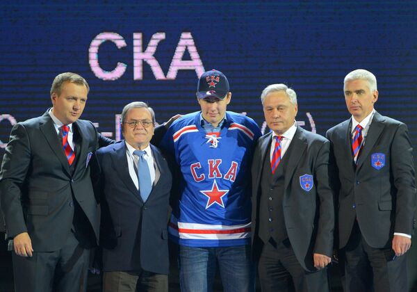 Спортивный директор ХК СКА Андрей Точицкий, вице-президент КХЛ по хоккейным операциям Владимир Шалаев (слева направо) и хоккеист Егор Рыков (в центре) Спортивный директор ХК СКА Андрей Точицкий, вице-президент КХЛ по хоккейным операциям Владимир Шалаев (слева направо) и хоккеист Егор Рыков (в центре)