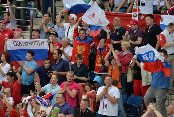 Болельщики сборной России в финальном матче чемпионата мира по хоккею Болельщики сборной России в финальном матче чемпионата мира по хоккею