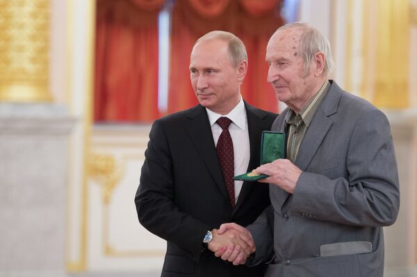 Президент России Владимир Путин (слева) вручает советскому хоккеисту Виктору Шувалову его золотую медаль с Олимпиады 1956 года Президент России Владимир Путин (слева) вручает советскому хоккеисту Виктору Шувалову его золотую медаль с Олимпиады 1956 года