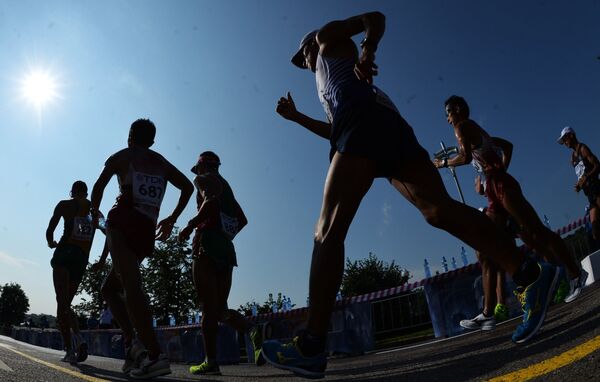 Спортсмены в соревнованиях по спортивной ходьбе Спортсмены в соревнованиях по спортивной ходьбе