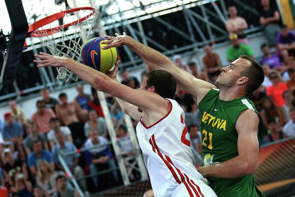 Игрок сборной России Александр Павлов и игрок сборной Литвы Виталий Лукша Игрок сборной России Александр Павлов и игрок сборной Литвы Виталий Лукша