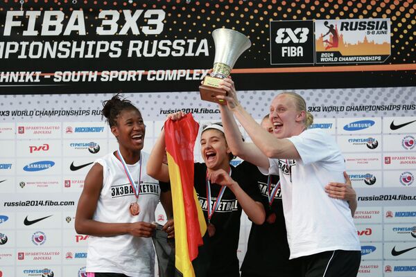 Игроки сборной Бельгии, занявшие третье место на чемпионате мира по баскетболу 3х3 среди женщин, во время церемонии награждения. Игроки сборной Бельгии, занявшие третье место на чемпионате мира по баскетболу 3х3 среди женщин, во время церемонии награждения.