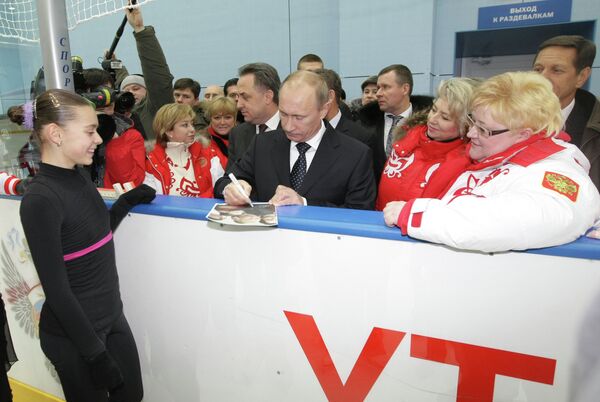Председатель правительства РФ Владимир Путин (в центре на первом плане) дает автограф фигуристке Аделине Сотниковой (слева на первом плане) Председатель правительства РФ Владимир Путин (в центре на первом плане) дает автограф фигуристке Аделине Сотниковой (слева на первом плане)