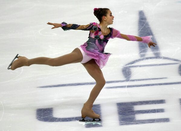 Аделина Сотникова выступает в короткой программе на чемпионате России по фигурному катанию. 2009 год. Аделина Сотникова выступает в короткой программе на чемпионате России по фигурному катанию. 2009 год.