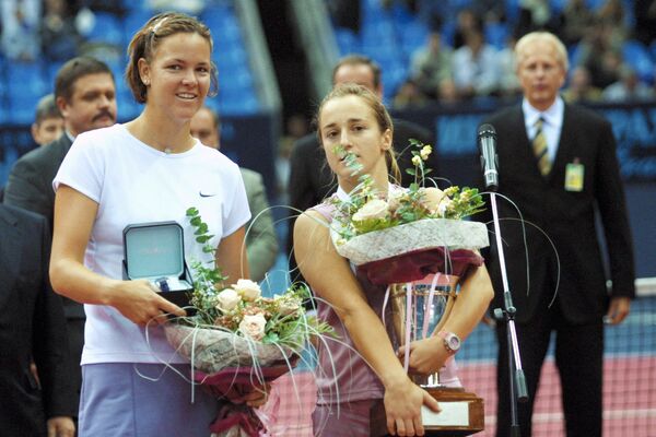 Линдсей Дэвенпорт (слева) и Магдалена Малеева. Кубок Кремля-2002 Линдсей Дэвенпорт (слева) и Магдалена Малеева. Кубок Кремля-2002