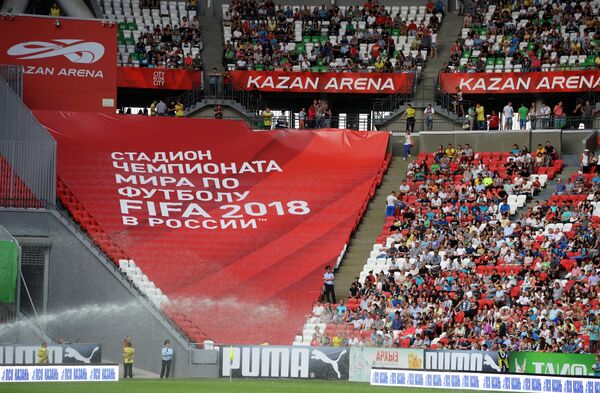 Болельщики перед матчем 4-го тура чемпионата России по футболу среди клубов Премьер-лиги между ФК Рубин (Казань) и ФК Локомотив (Москва). Болельщики перед матчем 4-го тура чемпионата России по футболу среди клубов Премьер-лиги между ФК Рубин (Казань) и ФК Локомотив (Москва).