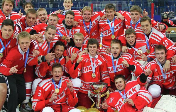 Игроки МХК Спартак (Москва, Россия) с Кубком мира среди молодежных команд Игроки МХК Спартак (Москва, Россия) с Кубком мира среди молодежных команд