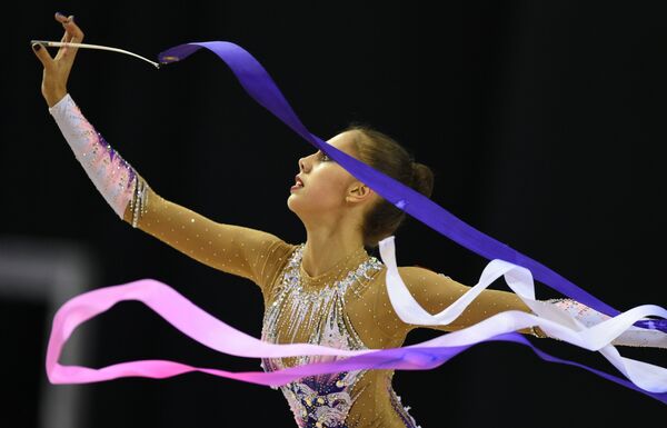 Маргарита Мамун (Россия) выполняет упражнения с лентой в индивидуальном многоборье Маргарита Мамун (Россия) выполняет упражнения с лентой в индивидуальном многоборье