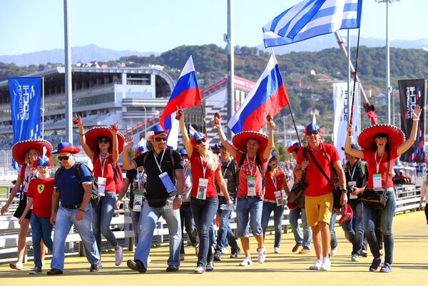 Болельщики на российском этапе чемпионата мира по кольцевым автогонкам в классе Формула-1 Болельщики на российском этапе чемпионата мира по кольцевым автогонкам в классе Формула-1