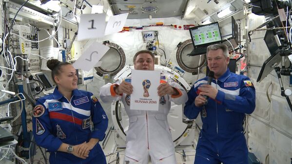 Космонавты на МКС представили официальную эмблему чемпионата мира по футболу 2018 года Космонавты на МКС представили официальную эмблему чемпионата мира по футболу 2018 года