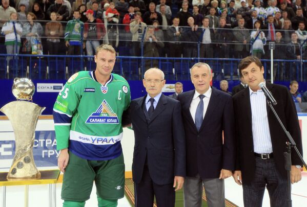 Валерий Каменский, Владимир Торжков, Рустем Хамитов (справа налево) и Виктор Козлов (слева) Валерий Каменский, Владимир Торжков, Рустем Хамитов (справа налево) и Виктор Козлов (слева)