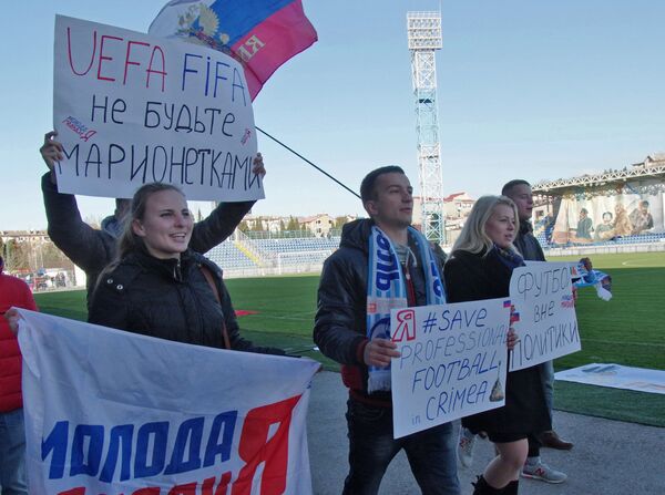Болельщики крымского футбольного клуба СКЧФ на акции против санкции УЕФА Болельщики крымского футбольного клуба СКЧФ на акции против санкции УЕФА