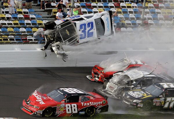 Автомобиль пилота Кайла Ларсона вылетает с трассы во время этапа серии NASCAR Nationwide Series на трассе в Дайтоне Бич Автомобиль пилота Кайла Ларсона вылетает с трассы во время этапа серии NASCAR Nationwide Series на трассе в Дайтоне Бич