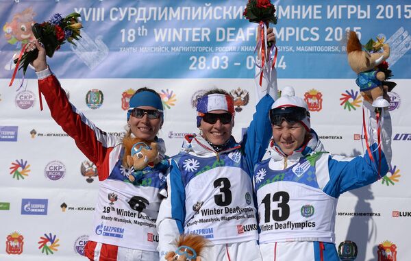 Призеры масс-старта среди женщин на XVIII Сурдлимпийских зимних играх в Ханты-Мансийске во время церемонии награждения Призеры масс-старта среди женщин на XVIII Сурдлимпийских зимних играх в Ханты-Мансийске во время церемонии награждения