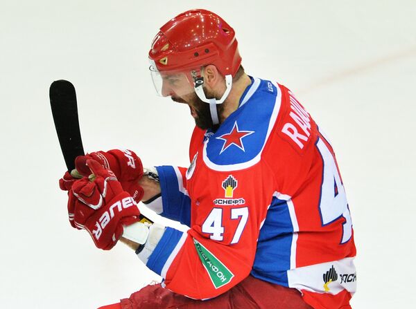 Нападающий ЦСКА Александр Радулов радуется заброшенной шайбе Нападающий ЦСКА Александр Радулов радуется заброшенной шайбе