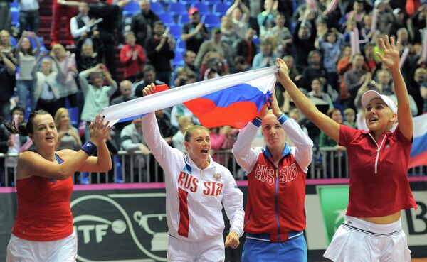 Теннистки российской сборной слева направо: Анастасия Павлюченкова, Вера Звонарева, Светлана Кузнецова и Елена Веснина радуются победе в полуфинальном матче Кубка Федерации Теннистки российской сборной слева направо: Анастасия Павлюченкова, Вера Звонарева, Светлана Кузнецова и Елена Веснина радуются победе в полуфинальном матче Кубка Федерации
