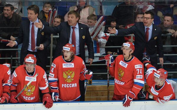 Игроки сборной России Даниил Апальков, Виктор Тихонов, Антон Бурдасов, Александр Бурмистров (слева направо на первом плане) и асистент главного тренера сборной России по хоккею Харис Витолиньш и главный тренер сборной России по хоккею Олег Знарок (слева направо на втором плане) Игроки сборной России Даниил Апальков, Виктор Тихонов, Антон Бурдасов, Александр Бурмистров (слева направо на первом плане) и асистент главного тренера сборной России по хоккею Харис Витолиньш и главный тренер сборной России по хоккею Олег Знарок (слева направо на втором плане)