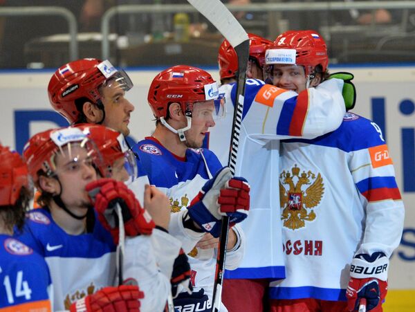 Хоккеисты сборной России радуются победе Хоккеисты сборной России радуются победе