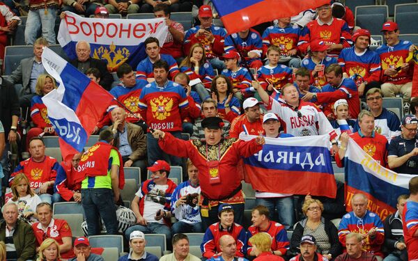 Болельщики сборной России во время матча 1/2 финала чемпионата мира по хоккею Болельщики сборной России во время матча 1/2 финала чемпионата мира по хоккею