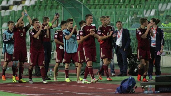Футболисты юношеской сборной России после полуфинального матча чемпионата Европы футболу Футболисты юношеской сборной России после полуфинального матча чемпионата Европы футболу