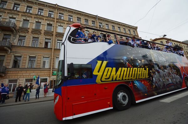Автобус с игроками СКА во время чествования хоккеистов и руководства хоккейного клуба СКА Автобус с игроками СКА во время чествования хоккеистов и руководства хоккейного клуба СКА