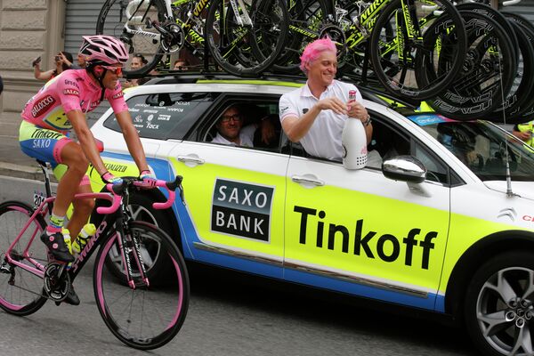 Велогонщик Tinkoff-Saxo Альберто Контадор и владелец велокоманды Олег Тиньков Велогонщик Tinkoff-Saxo Альберто Контадор и владелец велокоманды Олег Тиньков