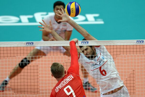 Доигровщик сборной России Алексей Спиридонов (на первом плане) и блокирующий сборной Ирана Сайед Мусави Доигровщик сборной России Алексей Спиридонов (на первом плане) и блокирующий сборной Ирана Сайед Мусави
