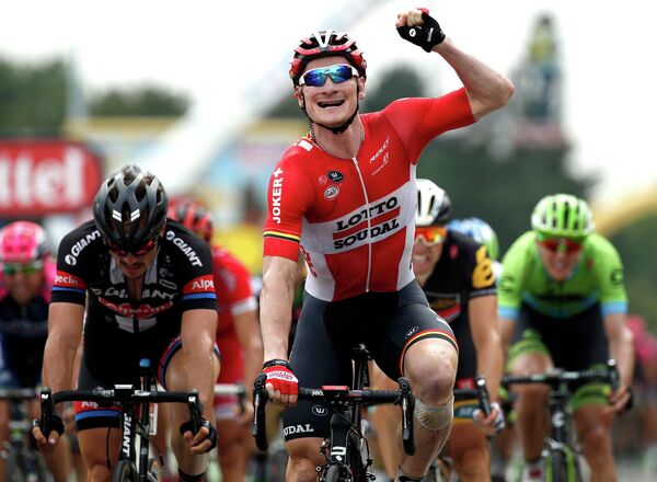 Немецкий велогонщик команды Lotto-Soudal Андре Грайпель (в центре) Немецкий велогонщик команды Lotto-Soudal Андре Грайпель (в центре)
